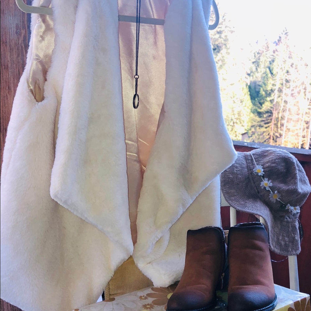 Fuzzy vest - Picture 5 of 5